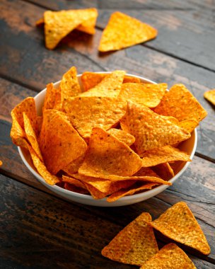 Meksika mısırı, tortilla peyniri cipsi tahta masada beyaz bir fincanda.