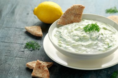Yunan yoğurdu, sarımsak, dereotu ve beyaz kasede salatalık soslu Tzatziki sosu