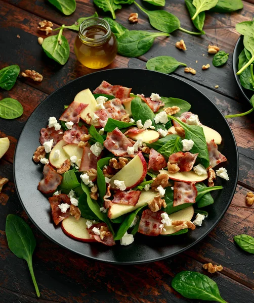Бекон, яблочный салат со шпинатом, грецкими орехами и сыром фета. на деревянном столе. здоровое питание . — стоковое фото