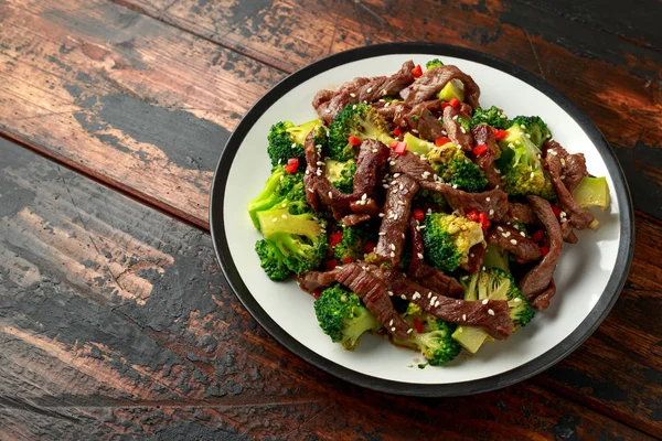 Hausgemachtes Rindfleisch und Brokkoli auf Holztisch — Stockfoto