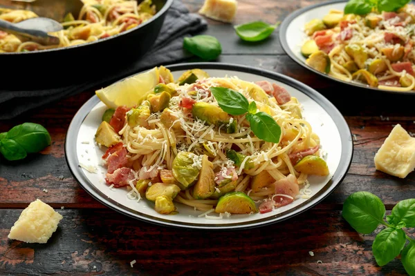 Brotes caseros de Bruselas, tocino, pasta de panceta con queso parmesano. Sobre mesa de madera — Foto de Stock