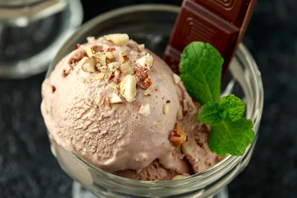 Gelato al cioccolato con barrette di cioccolato fondente e nocciole in una ciotola di vetro — Foto Stock