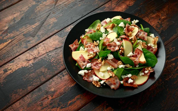 Бекон, яблучний салат зі шпинатом, волоськими горіхами та сиром фета. на дерев'яному столі. здорова їжа . — стокове фото