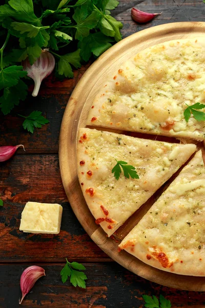 Tahtada otlarla sarımsaklı peynirli pizza..