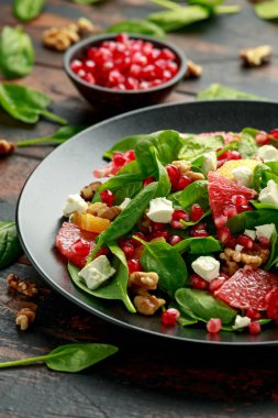 Ispanaklı, cevizli, nar tohumlu ve peynirli portakal greyfurt salatası. sağlıklı yiyecekler