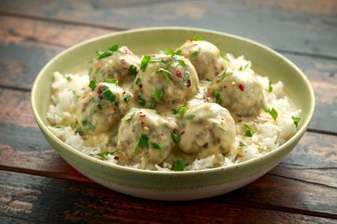 Tahta masada beyaz pirinçli sıcak İsveç köftesi.