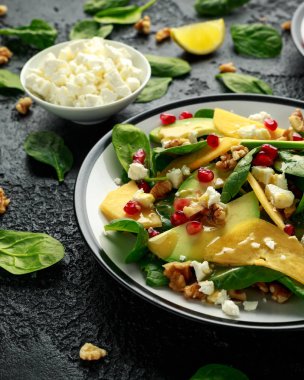 Hurma, ıspanaklı avokado salatası, beyaz peynir, ceviz ve nar tohumu. Sağlıklı yemek..