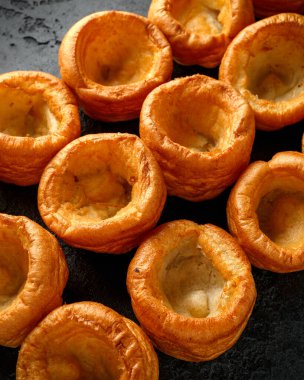 Geleneksel İngiliz Yorkshire pudingi siyah kırsal arka planda