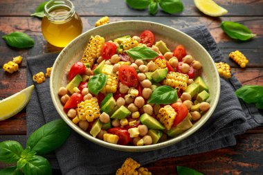 Kızarmış mısır, domates ve fesleğen ile bezelye salatası. Sağlıklı vejetaryen yemekleri