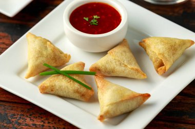 Tatlı biber soslu taze Hint Samosa 'sı