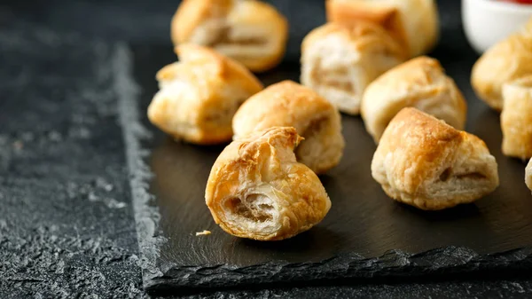 Köy taşında hardallı domuz sosisi ve ketçap.