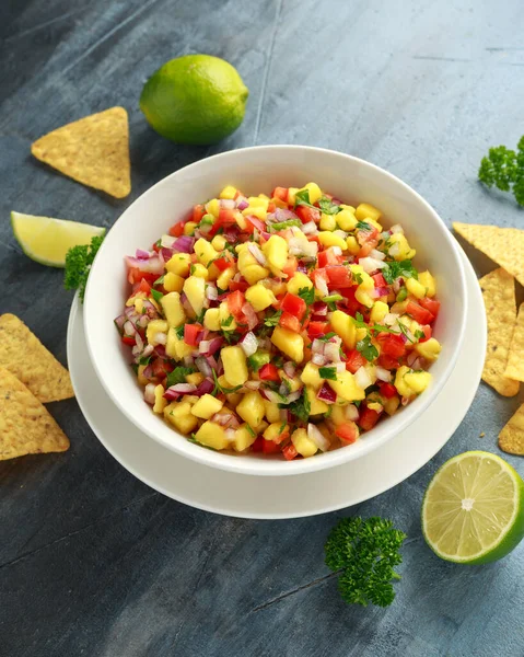 Tigela de manga fresca Salsa com batatas fritas e ervas nachos. Vegan saudável, Alimentos vegetais . — Fotografia de Stock