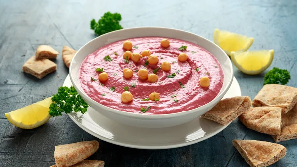 Hummus de beterraba com grão de bico, azeite, pão de limão e pita — Fotografia de Stock