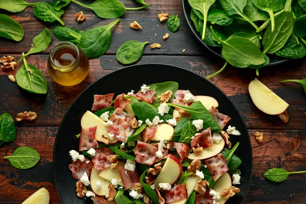 Бекон, яблучний салат зі шпинатом, волоськими горіхами та сиром фета. на дерев'яному столі. здорова їжа . — стокове фото
