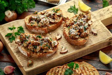 Tahta tahtada maydanozlu, limonlu ve parmesanlı ızgara mantarlı tost. sağlıklı vejetaryen yemekleri