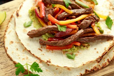 Biber, soğan ve avokado karışımlı biftek Fajitas.