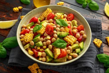 Kızarmış mısır, domates ve fesleğen ile bezelye salatası. Sağlıklı vejetaryen yemekleri