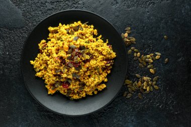 Kuru üzümlü, kuru kayısı ve kabak tohumlu Morroka usulü kuskus salatası.