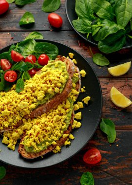 Çırpılmış soya peynirli tost, guacamole ve ıspanak, domates salatası. Vejetaryen vejetaryen, bitki temelli gıda