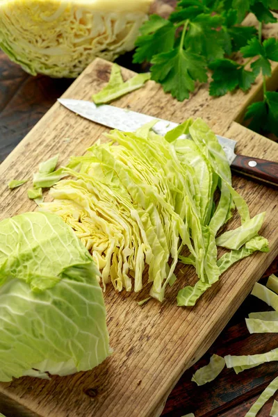 Rebanada fresca de col sobre tabla de cortar de madera. alimentos saludables —  Fotos de Stock