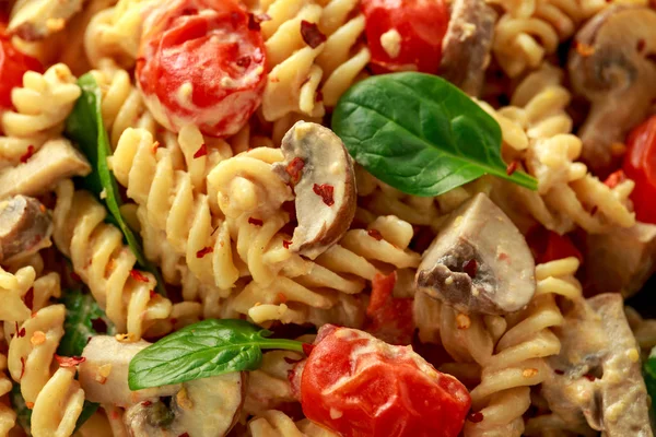 Gezonde Romige Hummus pasta met champignons en geroosterde tomaten. veganistisch vegetarisch, plantaardige basis. — Stockfoto