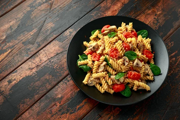 Gezonde Romige Hummus pasta met champignons en geroosterde tomaten. veganistisch vegetarisch, plantaardige basis. — Stockfoto