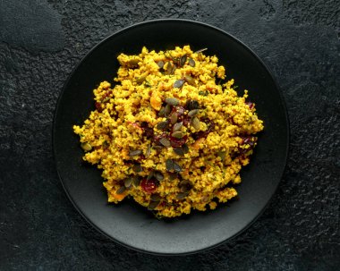 Kuru üzümlü, kuru kayısı ve kabak tohumlu Morroka usulü kuskus salatası.