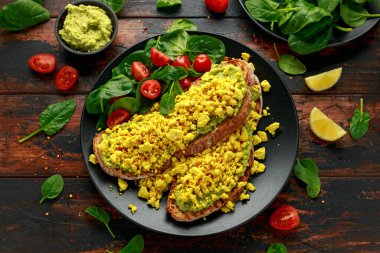 Çırpılmış soya peynirli tost, guacamole ve ıspanak, domates salatası. Vejetaryen vejetaryen, bitki temelli gıda