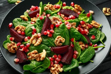 Taze ıspanaklı, nar tohumlu ve cevizli sağlıklı pancar salatası. sağlıklı vegan vejetaryen, bitki bazlı gıda