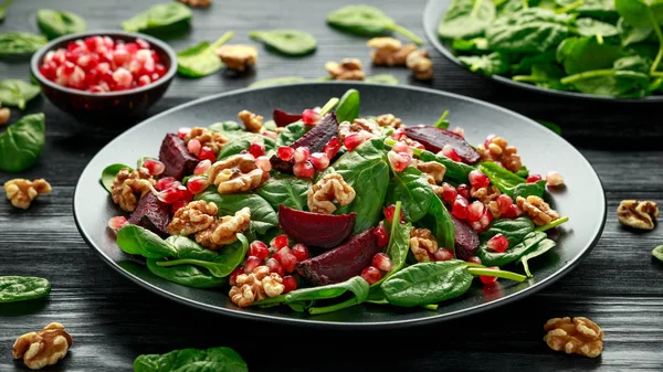 Healthy Beet Salad with fresh sweet baby spinach, pomegranate seeds and candy walnut. healthy Vegan vegetarian, plant based food — Stock Photo, Image