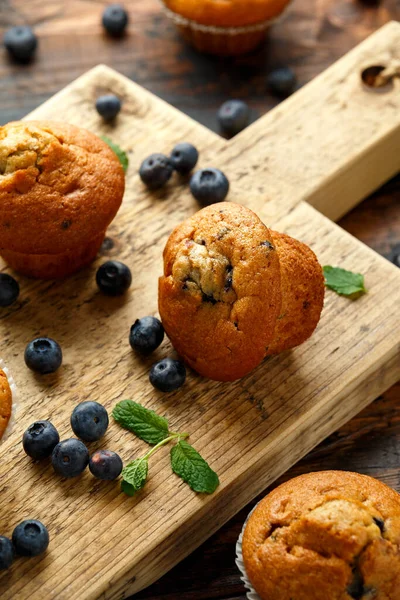Borůvkové muffiny, dortík s mátou a bobulí na dřevěné desce. — Stock fotografie