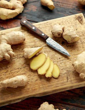 Tahta üzerinde taze Ginger dilimi. sağlıklı yiyecekler
