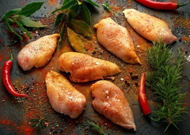 Çiğ pişmeye hazır tavuk göğsü fileto paprika, çatlamış biber ve deniz tuzu.