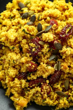 Kuru üzümlü, kuru kayısı ve kabak tohumlu Morroka usulü kuskus salatası.