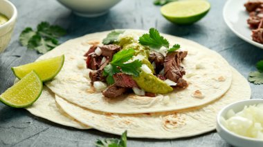 Izgara biftek, yeşil sos ve soğanlı Carne Asada Tacos. Meksika yemeği