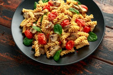 Mantarlı ve fırında domatesli sağlıklı kremalı humus makarna. Vegan vejetaryen, bitki temelli.