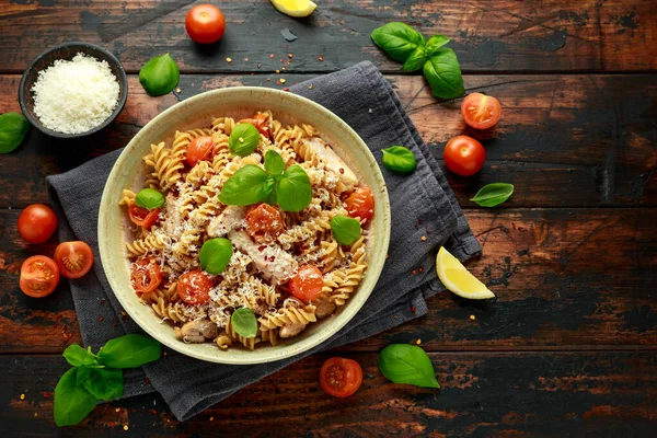 Gezonde Kip Fusilli Pasta Met Tomaten Basilicum Parmezaanse Kaas Houten — Stockfoto