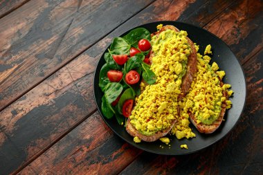 Çırpılmış soya peynirli tost, guacamole ve ıspanak, domates salatası. Vejetaryen vejetaryen, bitki temelli gıda