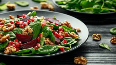 Taze ıspanaklı, nar tohumlu ve cevizli sağlıklı pancar salatası. sağlıklı vegan vejetaryen, bitki bazlı gıda