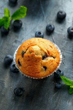 Yabanmersinli kek, nane ve böğürtlenli kek.