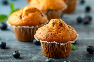 Yabanmersinli kek, nane ve böğürtlenli kek.