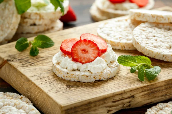 Riskex med ricotta och jordgubbar på träskiva. hälsosam mat — Stockfoto