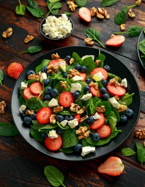 Ispanak, çilek, cevizli ve peynirli yaban mersini salatası. Yaz sağlıklı yiyecekler