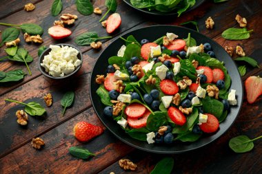Ispanak, çilek, cevizli ve peynirli yaban mersini salatası. Yaz sağlıklı yiyecekler