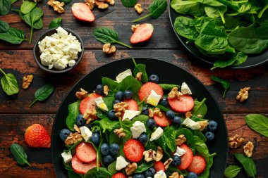 Ispanak, çilek, cevizli ve peynirli yaban mersini salatası. Yaz sağlıklı yiyecekler