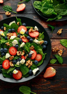 Ispanak, çilek, cevizli ve peynirli yaban mersini salatası. Yaz sağlıklı yiyecekler