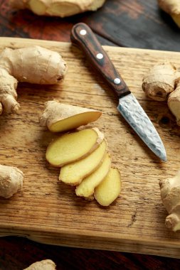 Tahta üzerinde taze Ginger dilimi. sağlıklı yiyecekler