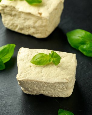 Koyu renkli taşlı fesleğenli organik soya tohumu..