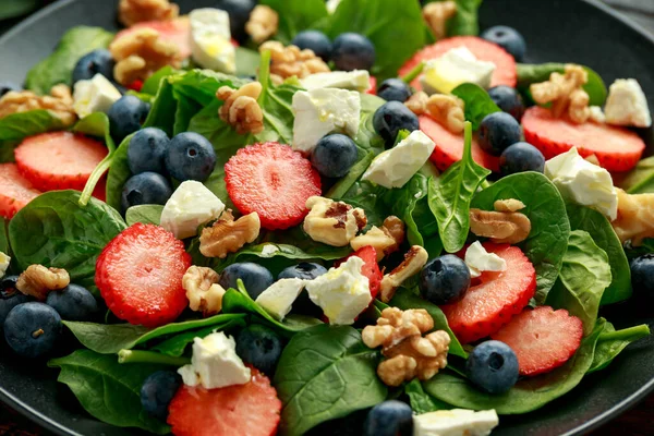 Salade d'épinards, fraises, bleuets et fromage feta. Été alimentation saine — Photo