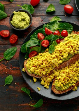 Çırpılmış soya peynirli tost, guacamole ve ıspanak, domates salatası. Vejetaryen vejetaryen, bitki temelli gıda